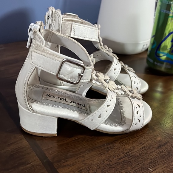 Toddler white heeled sander size 6 - Picture 2 of 2